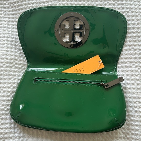 Tory Burch patent logo clutch - OPEN TO OFFERS ✅ - Picture 2 of 6